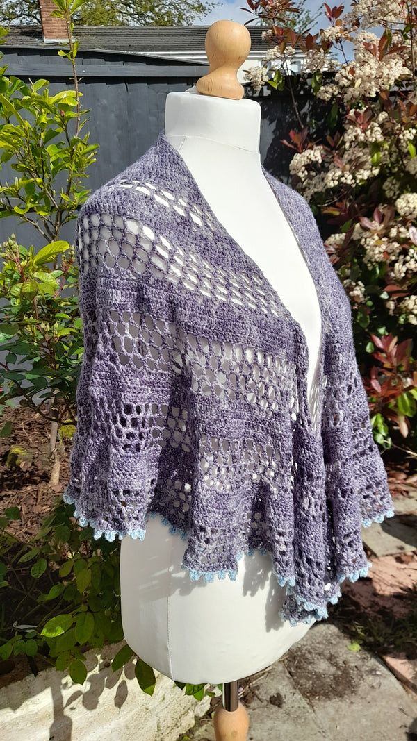 Half circle crochet shawl pattern - Daphne